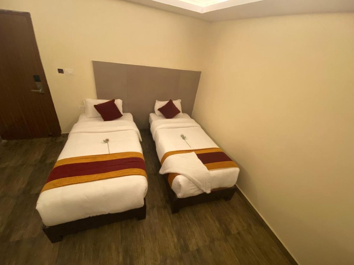 Hotel Murano Pokhara Esterno foto