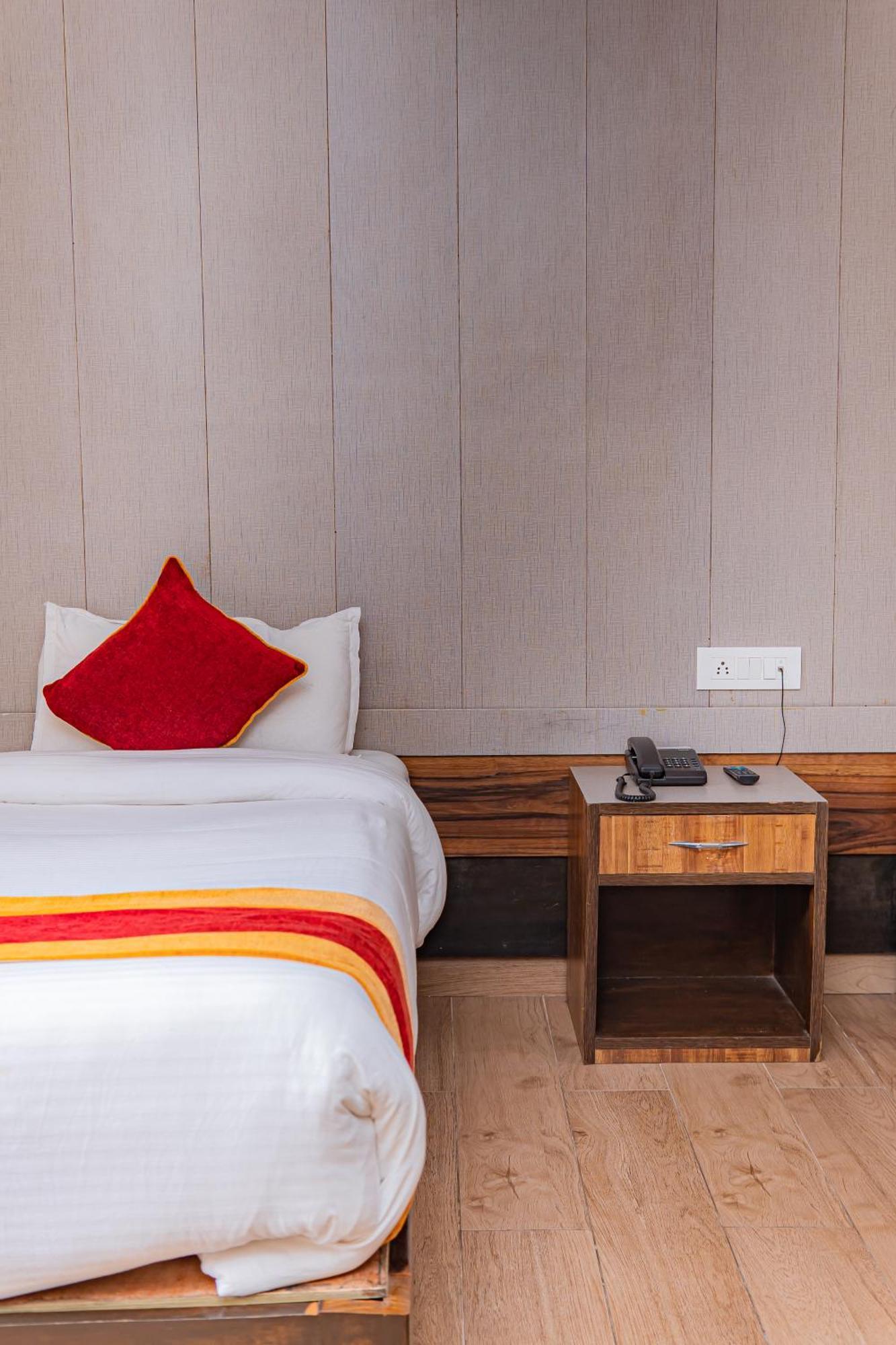 Hotel Murano Pokhara Esterno foto